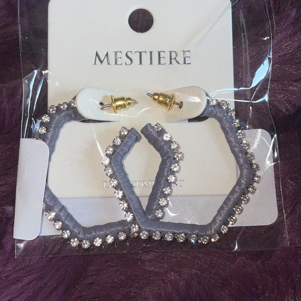 ✨✨BOUTIQUE CRYSTAL TRADING INC - Gold Small Hoops ✨✨